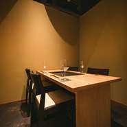 各個室は1部屋4名まで利用可能。各テーブルには料理を保温できる鉄板もあり、料理を熱々のまま楽しめる点も嬉しい限り。プライベートな空間は公私問わず、幅広いシーンに利用できます。