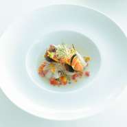 丁寧に火を入れて美しいロゼ色に仕上げる萩の見蘭牛、萩漁港から毎朝届く鮮魚や旬の野菜を味わえるのこの店ならではお楽しみです。極上の一皿に広島のワインを合わせて、美酒と美食を満喫してみては？