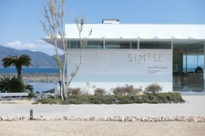 プリフィックススタイルで前菜 2 品、メイン料理 1 品を選べる３品仕立てのコースです。