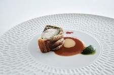 作品から見られる自然を映し出したイメージや出生からの近郊の食材などを使用した特別コースです。
