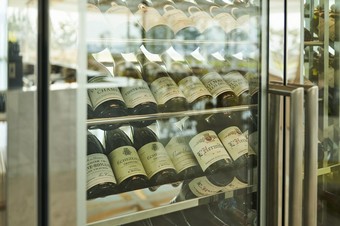 プリフィックススタイルで前菜 2 品、お魚料理、お肉料理を選べる４品仕立てのコースです。