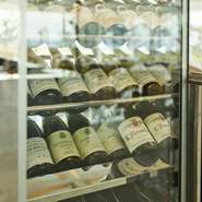 ソムリエが厳選したペアリングメニュー(ランチ6,000円、ディナー15,000円)もございます。ご希望がございましたら、当日スタッフにお申し付けください。