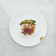 ソムリエが厳選したペアリングメニュー(ランチ6,000円、ディナー15,000円)もございます。ご希望がございましたら、当日スタッフにお申し付けください。

※飲酒運転は法律で禁止されています。
ドライバーの方、未成年の方の飲酒は固くお断りいたします。

アレルギー食材のある方、メッセージプレートご希望の方はメッセージをご記入ください。