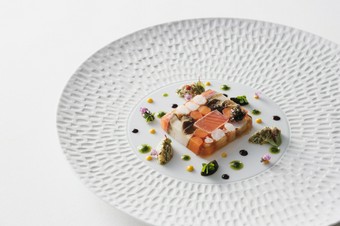 オードブルとメイン一品をお魚またはお肉料理から選んでいただける２品仕立てのコースです。