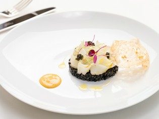 旬の味覚を盛り込んだ一皿でゲストの目と舌を楽しませる