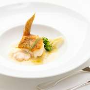 レストランのオープンに向けて、地元の隠れた食材を探す旅に出かけたという久重シェフ。メニューに並ぶ魚介のほとんどは、旅の途中で見つけた萩漁港から直送されるもの。毎朝届く食材を極上の一皿に仕立てます。