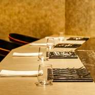 充実した一日の最後を彩るのは、コースでいただくイタリア料理。カウンター8席のみという贅沢な空間の中で、優雅に食事を楽しむことができます。ディナーは二人でゆっくりと。
