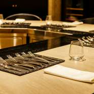 凛とした空気を伴う店内は、食事が始まる前から期待感が高まります。場を和ませる料理が運ばれるうちに、いつしか肩の力も抜けてリラックスムードに。笑顔の時間を過ごせます。