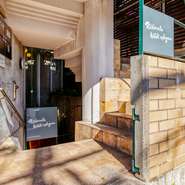 三宮駅から異人館へ向かう途中に現れる北野坂。その中ほどにある道を一本入った場所に【Ristorante hideki nakagawa】はあります。地下へと続く階段を下りた先の扉を開くと、ラグジュアリーな世界が広がっています。