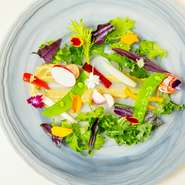 土からこだわり有機栽培で育てられている野菜からは、どれも力強い大地の香りがします。どの野菜もみずみずしく甘く、苦みや辛みを感じられるものも。野菜が持つ素材の味を、大切にしていることが分かります。