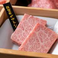 佐賀牛の魅力がぎゅっと凝縮されているのが『プレミアム佐賀牛セット』。特においしい部位を6種厳選し、惜しげなく詰め込んであります。特にステーキカットの『佐賀牛ザブトン』は食べ応えも十分で必食です。