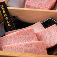 やわらかく食べやすい赤身と甘みたっぷりのジューシーな脂が特徴の佐賀牛。美しいサシでも知られています。【焼肉かくら】では、ホルモン系を除くほぼすべて牛肉メニューに佐賀牛を使用。その魅力を満喫できます。