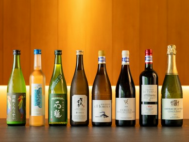 ソムリエが、その日の料理に合わせたワインや日本酒をペアリング