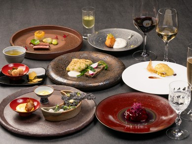 その日、最も心を動かされた食材を使い仕上げる、一期一会のコース料理『ようそろ』