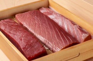 豊洲市場で仕入れるその時季一番の魚介を頂点の味で供する