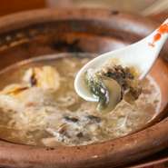 すっぽん100％使用。すっぽんの旨みだけを抽出した丸吸。スープはクサみを飛ばすために、400℃以上の高温に熱した鍋に注ぎ、瞬時に沸騰させています。純度の高いすっぽんのおいしさを体感できる逸品です。