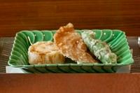 天ぷらには通常の塩に加えて、トリュフ塩、カレー粉を合わせた塩、そして天つゆを用意。塩は天然塩を一度乾燥させ、すり鉢でパウダー状にすることで、まるで塩味の角が取れるように甘みが際立ちます。