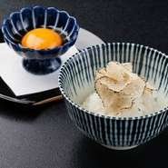 しゃぶしゃぶ・すき焼き食べ放題の〆にお出ししているトリュフの玉子かけご飯です。玉子は奈良県吉野町の「こだわり卵」を使用。玉子かけご飯に合うよう甘みや旨みがしっかり感じられる濃厚な卵です。

