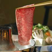 きめ細い霜降り、口の中でとろける神戸牛をしゃぶしゃぶで！
季節の前菜から始まり、お刺身、お肉とお野菜でしゃぶしゃぶをお楽しみ頂いた後は、〆の葛うどん、デザートまでお楽しみ頂けるコースでございます。