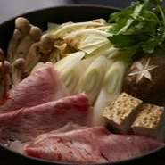 柔らかく上質な神戸牛をすき焼きで！

季節の前菜から始まり、お刺身、お肉とお野菜ですき焼きをお楽しみ頂いた後は、デザートまでお楽しみ頂けるコースでございます。