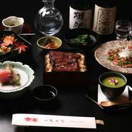 柔らかく上質な国産鰻をお楽しみ頂けるコースでございます。

こだわりの季節前菜から吸椀、お刺身、本日の一品、鰻重にデザートと鰻重だけじゃ物足りない！というお客様にぴったりのコースです。