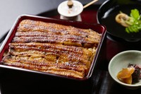 上質な国産鰻を鰻重でご用意しております。
香り高い上品なお出汁の肝吸いとご一緒にお召し上がりください。