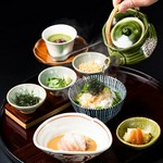 吉野こだわりの濃厚な胡麻だれ、京都の鰹節を贅沢に2種類使用した香り高いお出汁でお召し上がりいただく鯛茶漬けです。3種類のお薬味とともにお召し上がりください。