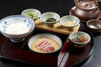 A５ランクの黒毛和牛を贅沢にお茶漬けで。
黒毛和牛の上質な甘みと柔らかな食感に、濃厚な胡麻だれがしっとりと絡みます。