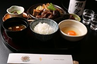 柔らかい黒毛和牛と割り下がしっかりしみた椎茸や長ネギ、白菜を卵に絡めてお召し上がりください。
