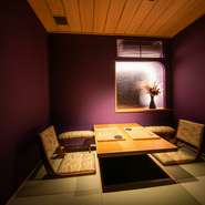 カウンター席以外は、2名・4名・6名用の個室となっています。テールブ席のほか、掘りごたつタイプも完備。それぞれの個室には名前が付けられており、モダンな風情を感じられます。