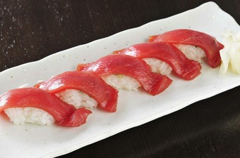 創業以来愛され続ける名物寿司『本鮪漬け握り』