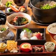 全10品からなるコースで、食事として登場する『炊き込みご飯』は特に店主渾身の一品です。素材同士の組み合わせにも工夫が施され、お米一粒ずつに季節の素材のおいしさが凝縮。別途お土産も付いています。