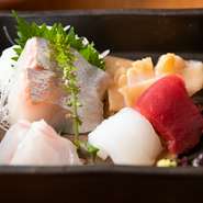 コースの要として登場するのがお刺身です。仕入れた魚は一晩寝かせ、旨みを引き出します。定番として盛付けられる本鮪以外は常に流動的。その日によって入荷する海の幸との出会いはまさに奇跡です。