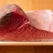 直接店主が豊洲へ赴き、ずらりと並ぶ旬の素材を入手します。野菜は土壌にもこだわり育まれたものを厳選。さらに、産地から直送される京野菜・加賀野菜も使用し、素材の味を高めることも大切にされています。