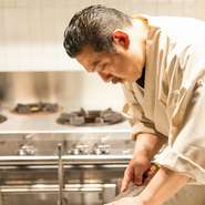 東京生まれの店主は、四季折々の「走り」の食材を求めるのが喜び、という江戸っ子気質。訪れたゲストがゆったりと、そしておいしさに満たされることが料理人としての目標だそうです。