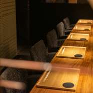 店内は木の温もりを感じる落着きのある空間です。店主との会話が弾むカウンター席と、プライベートなひと時にふさわしい粋な個室も完備。季節感豊かな食材を用いたおまかせのコースが素敵な時間を演出します。