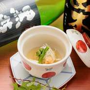 讃岐が誇る銘酒「川鶴」などの定番酒のほか、“裏メニューのお酒”として、日本各地の名蔵元のお酒を順次入れ替えて提供。季節限定酒も充実し、旬食材をたっぷり使った料理と格別の相性です。
