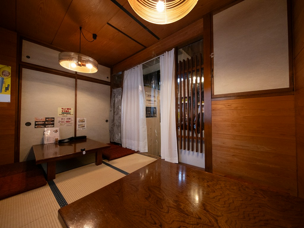 2階には10名程度の宴会まで対応できる小上がり席もあり