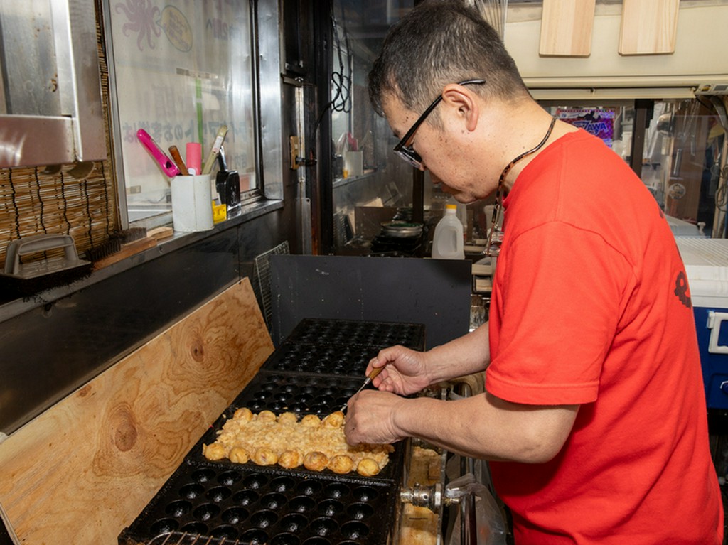 テイクアウト限定で学生とシニア世代対象の割引サービスも