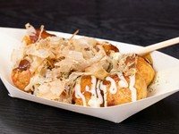 外側はカリッと焼きあげた『たこ焼き』は、口に入れると熱々生地が中からトロリ。大きめカットのマダコが入っており、心地よい歯応えと旨みをしっかり楽しめます。豊富な種類から、まずは一番人気の甘口ソースを。