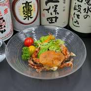 甲羅のやわらかいソフトシェルクラブは、丸ごと天ぷらでどうぞ。高級食材であるソフトシェルクラブを厳選して仕入れ、独特の食感と濃厚な旨みが魅力。殻ごとで一匹丸ごと召しあがれ！