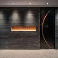 漆黒にうっすらと浮かぶ三日月が印象的な佇まい。三日月を望めるカウンターや、店名にある「月」をモチーフにした個室席も完備されています。和の趣向に溢れた空間が、ゆったりとしたひと時を演出。