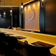 一品ずつタイミングを見ながら呈される料理を味わうことで、肩肘を張りがちな会食も気付けばいつしか和やかな雰囲気に。時間の流れを忘れおいしさと純粋に向き合いながら、親睦を深めてみてはいかがでしょう。