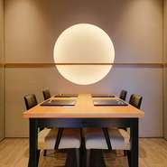 4名用のテーブルが設えられた個室が2部屋完備されています。家族などで過ごす場合は6名ほどでも対応可能。座り心地の良いローチェアが、すっぽりと包み込むようにリラックスさせてくれます。