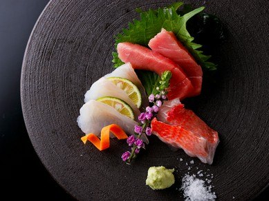 素材の旨みをシンプルに味わう『お造り盛り合わせ』