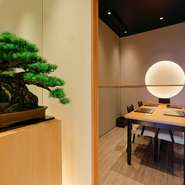 長年腕を磨き続けてきた料理人が腕を振るう本格的な和食料理店。和を基調とし落ち着きのある雰囲気は、西川口エリアでは希少です。大人のデートや会食など、ゆったりとしたひと時に最適。