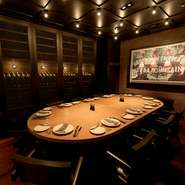 1階には個室が4室用意され、繋げることで最大32名が入室可能。2階と3階には、それぞれ10名までの個室を1室ずつ設けています。各々の目的や人数に合わせて使い分けられます。