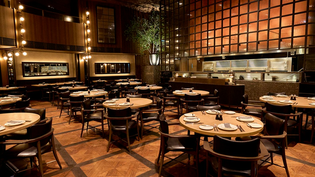 吹き抜けで開放感を得られる天井高6mの2階がメインフロア