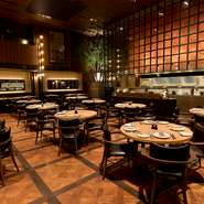 2階のメインダイニングにはオープンキッチンを完備。ゲストのために腕を振るうシェフの姿を望めます。柔らかな灯りに照らされながら、ゆったりと配置された席で料理を堪能。