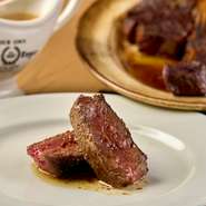 ビジネスシーンにも多く利用される【ピーター・ルーガー・ステーキハウス　東京】。経験豊富なスタッフばかりなので、海外ゲストへの気配りやサービスも信頼して任せられます。